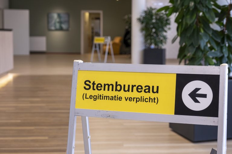Afbeelding ter illustratie van een stembureaubord in De Tuyter.