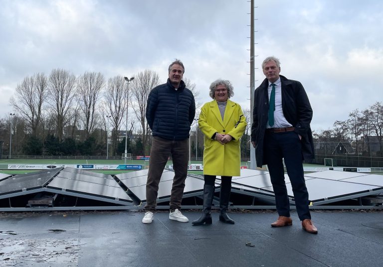 Hockeyclub MHCK en gemeente Krimpe naan den IJssel leggen samen zonnepanelen op het clubgebouw.
