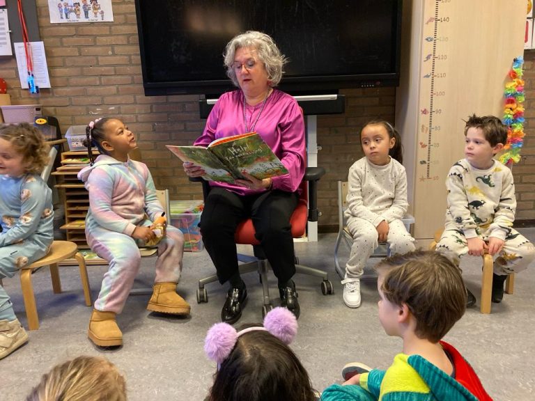 Wethouder Jaarsma leest voor tijdens nationale voorleesdagen