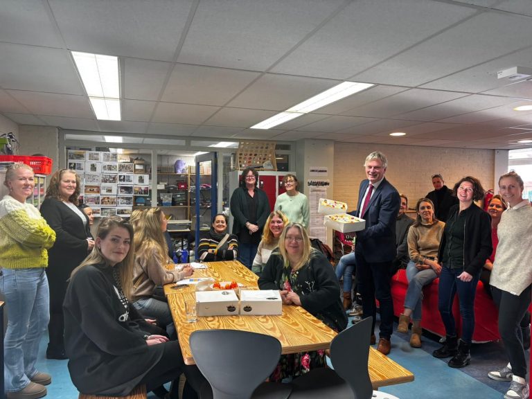 Wethouder Wubbo Tempel brengt gebak voor het personeel van de Groeiplaneet.