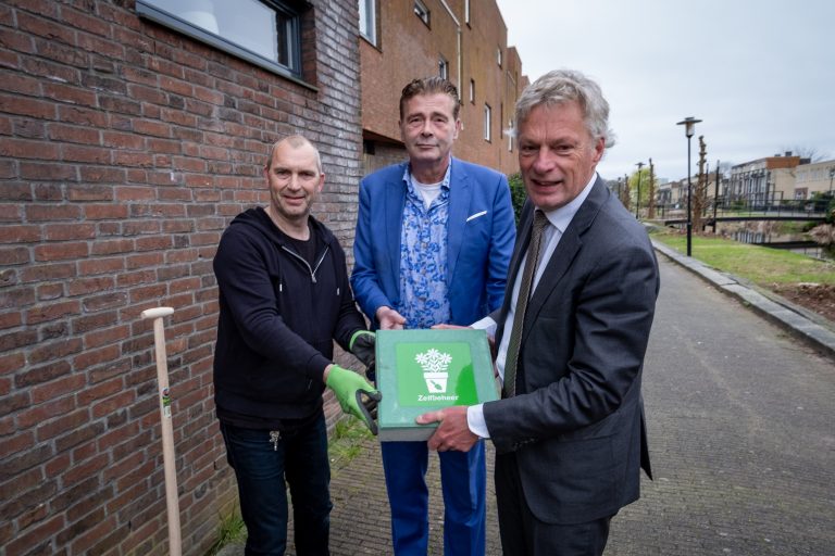 Krimpen aan den IJssel start NK Tegelwippen met aanleg geveltuin.