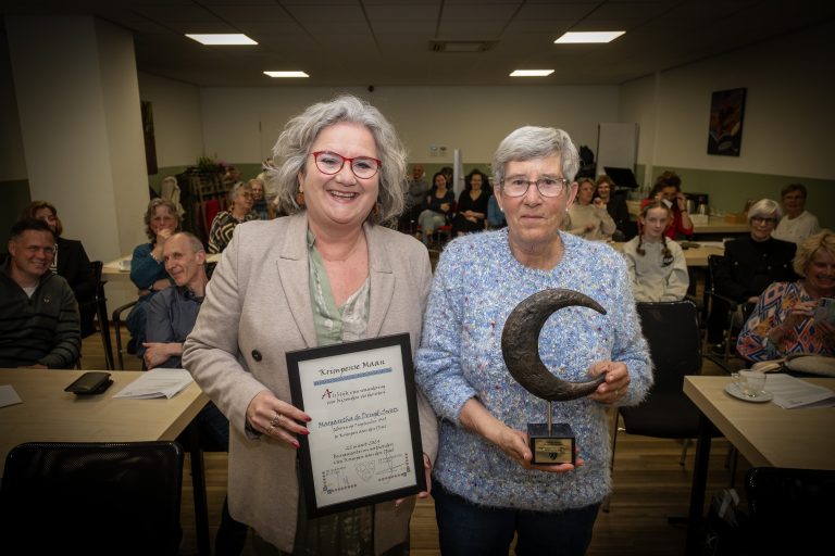 Wethouder Jaarsma overhandigt Krimpense Maan aan mevrouw de Deugd