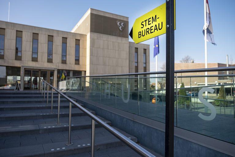 Afbeelding van een verkiezingsbord op het Raadhuisplein.
