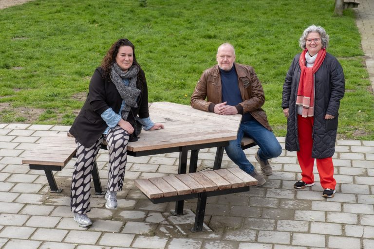 Raadsleden van Stem van Krimpen en wethouder Kirsten Jaarsma staan bij de picknicktafel