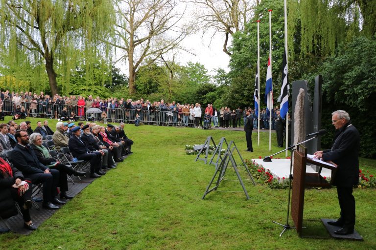 Burgemeester Jan Luteijn leest zijn toespraak voor tijdens dodenherdenking op begraafplaats IJsseldijk.