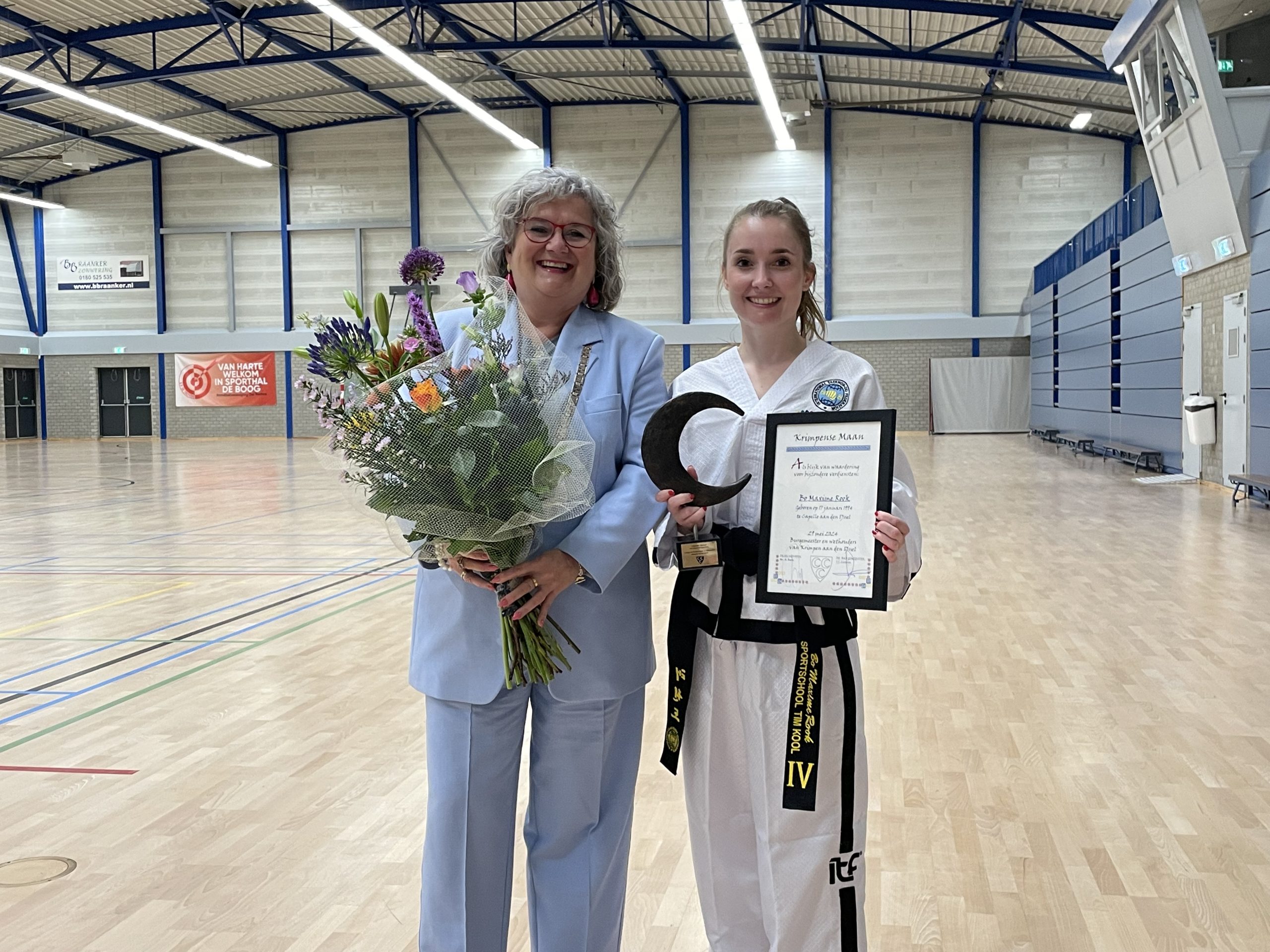 Bo Rook ontvangt Krimpense Maan en bloemen van wethouder Kirsten Jaarsma