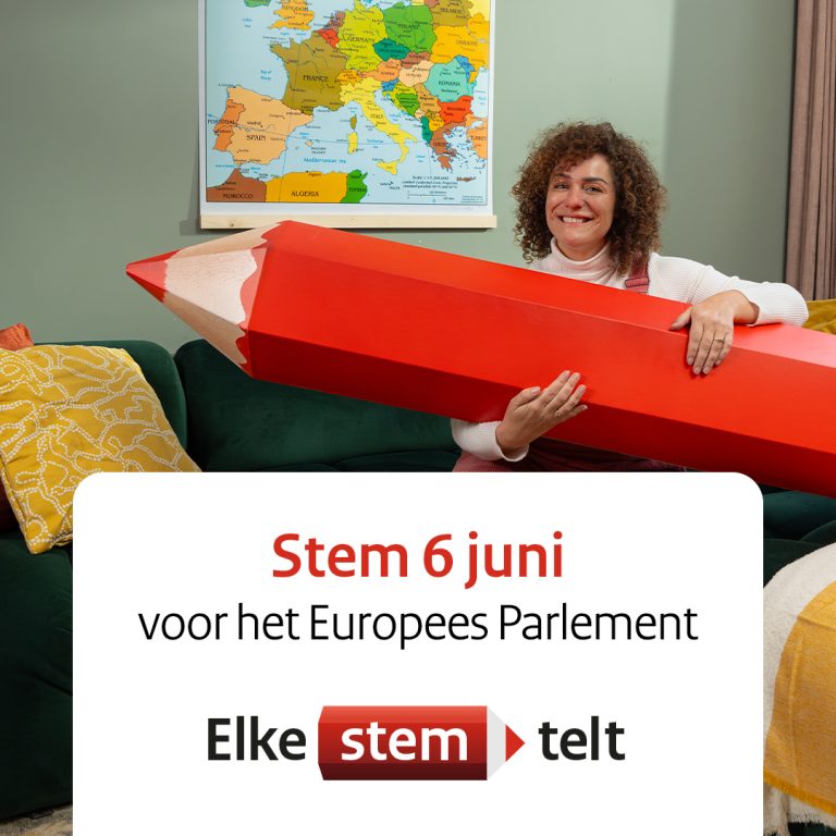 Afbeelding van een vrouw met groot rood potlood.