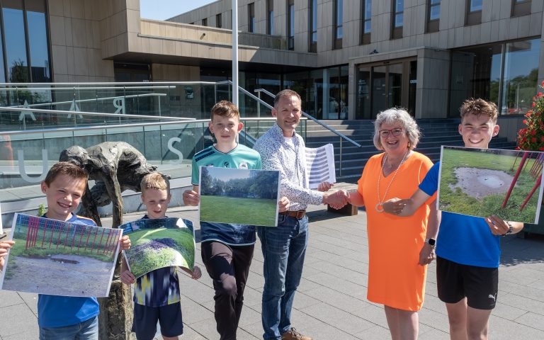 Krimpense jongeren overhandigen wethouder Jaarsma petitie voor tweede Gio-court, buiten op het raadhuisplein.