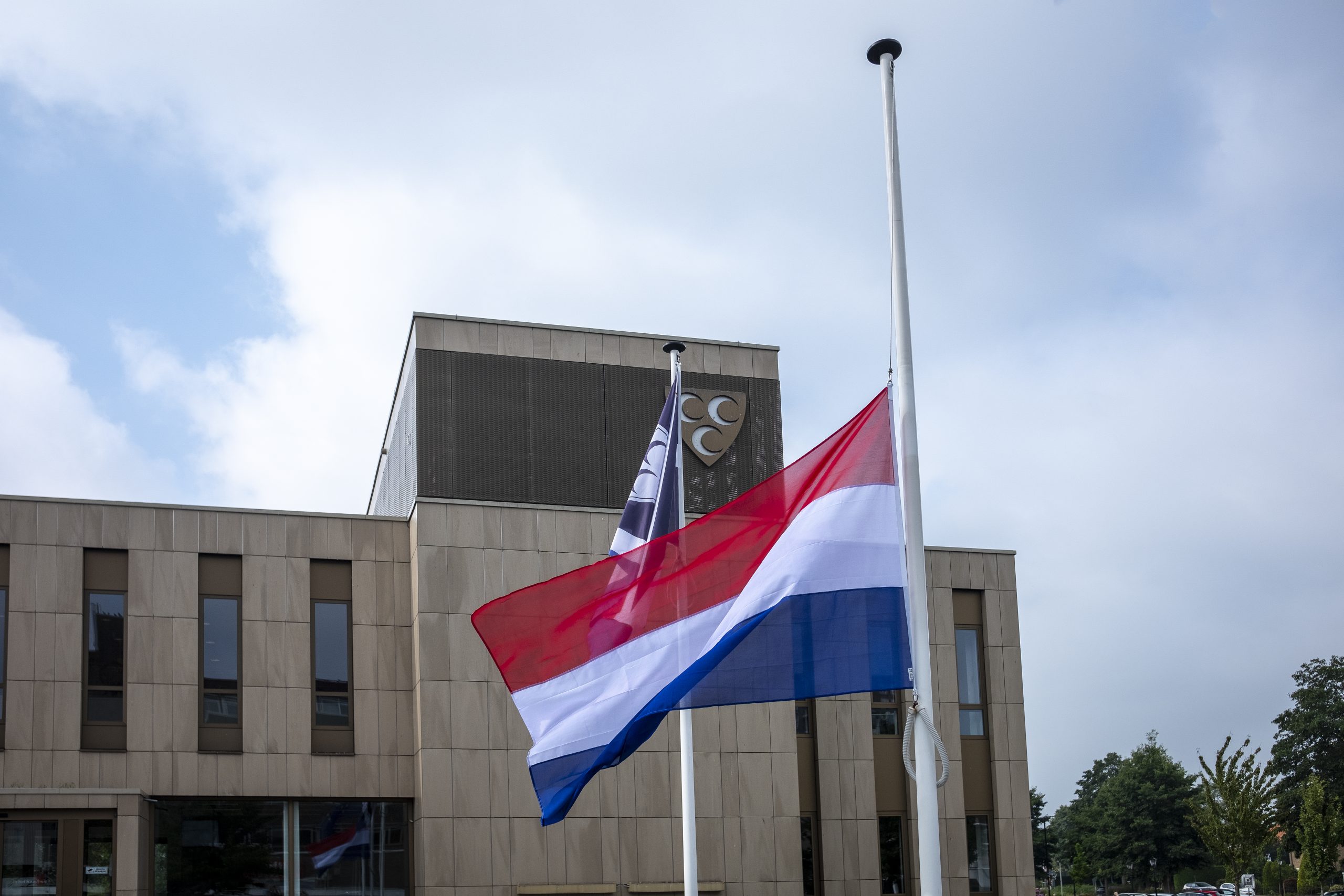 vlag halfstok raadhuis