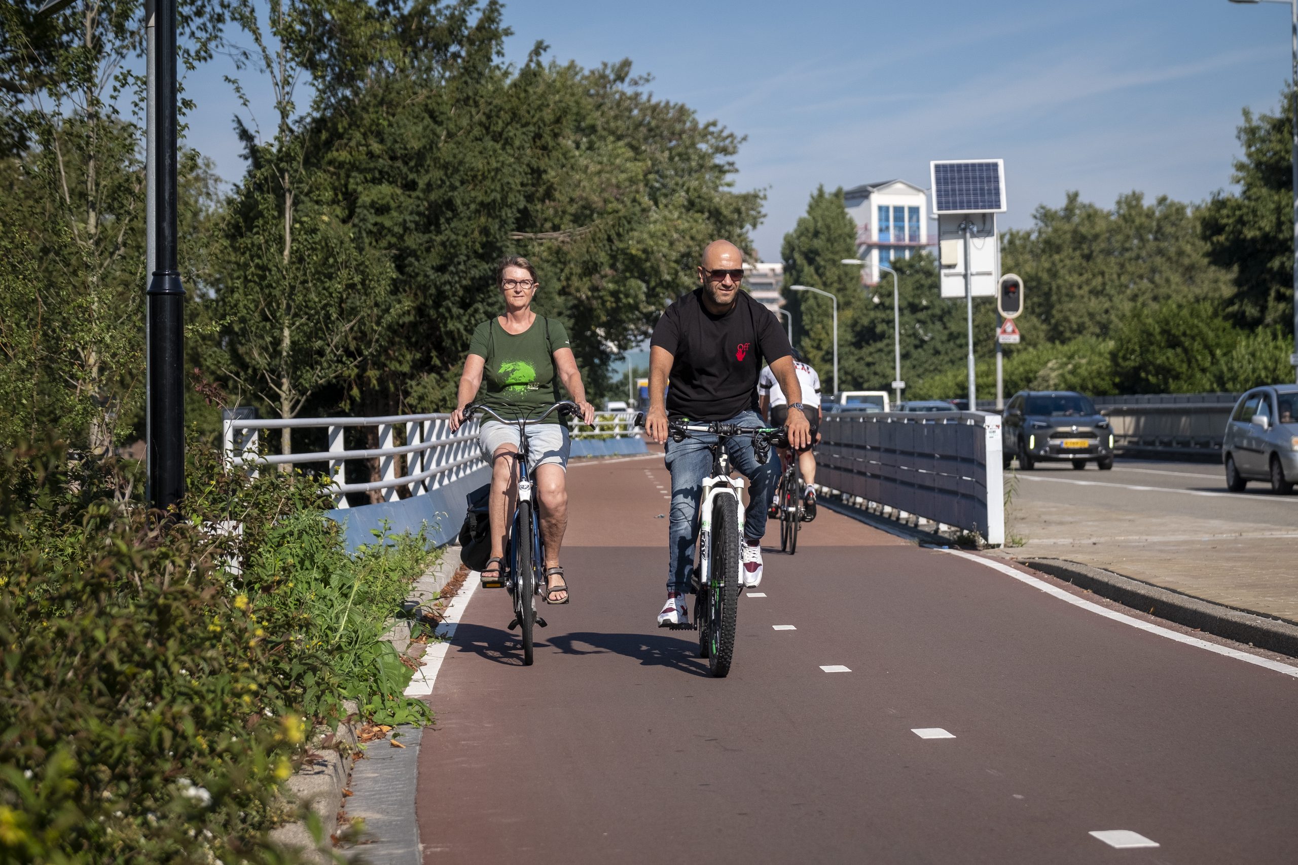 2 fietsers op het fietspad langs de Algerabrug