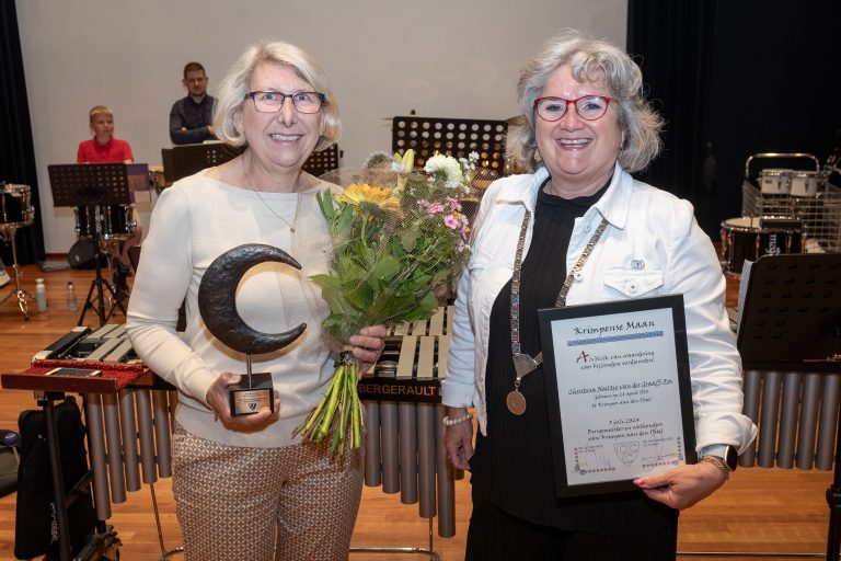 Wethouder Kirsten Jaarsma (rechts) overhandigt Krimpense Maan aan mevrouw Van der Graaff (links).