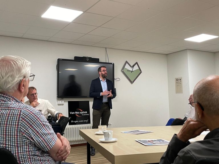 Wethouder Hugo van der Wal opent de Opfriscursus Rijvaardigheid in Ontmoetingscentrum de Tuyter