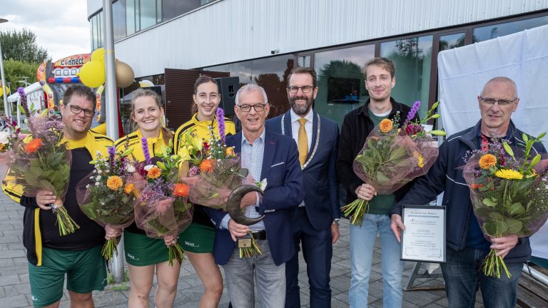 Uitreiking Krimpense Maan door Locoburgemeester Van der Wal aan leden van KOAG