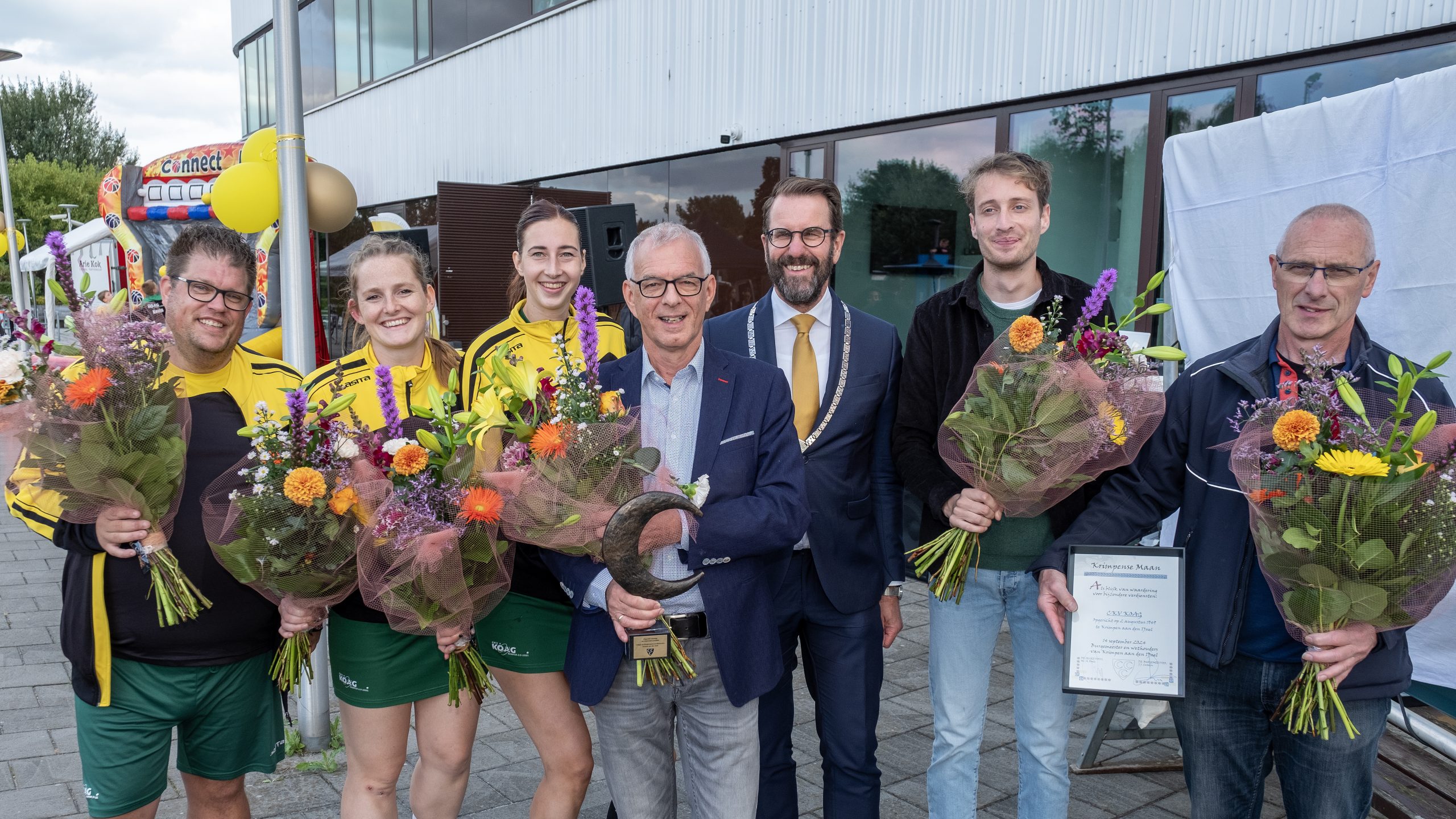 Uitreiking Krimpense Maan door Locoburgemeester Van der Wal aan leden van KOAG