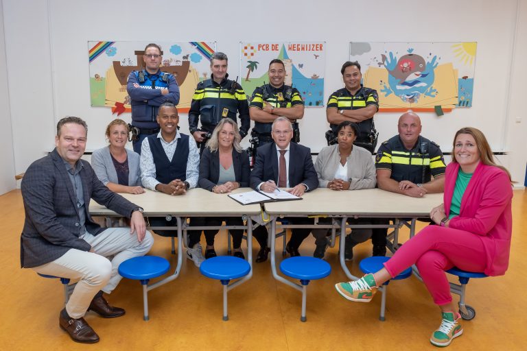 Foto van de ondertekening van het schoolveiligheidsconvenant.