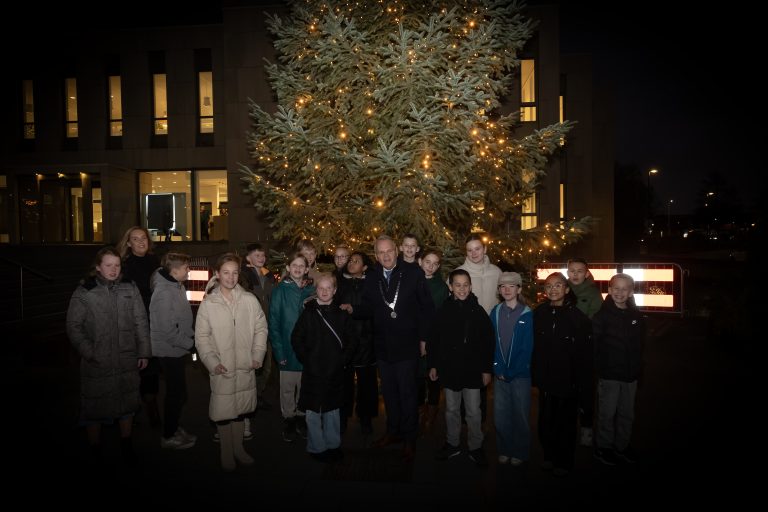 Kindergemeenteraad ontsteekt de kerstboom samen met burgemeester Jan Luteijn