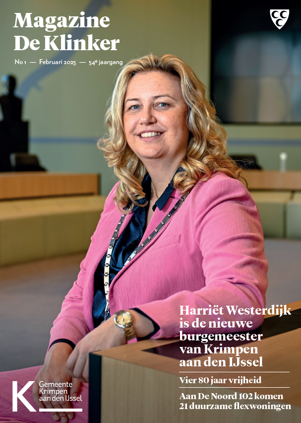Afbeelding van de voorkant van magazine De Klinker met een foto van onze nieuwe burgemeester Harriët Westerdijk.