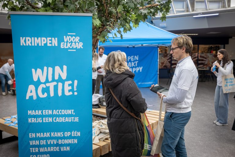 Twee mensen in gesprek over Krimpenvoorelkaar