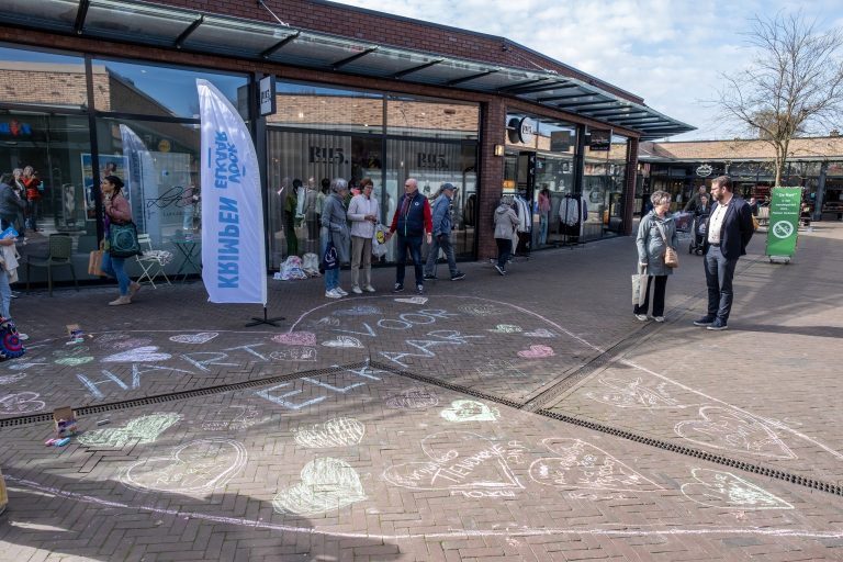 Stoepkrijt actie op winkelcentrum de Korf