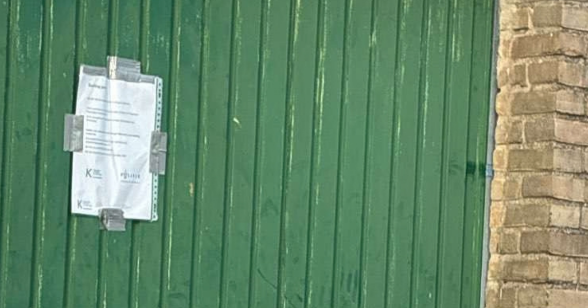 Vuurwapens, zwaar vuurwerk en grondstoffen voor drugs aangetroffen: burgemeester sluit garagebox